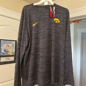 Nike Men's NWT Iowa Hawkeyes Charcoal Heather Long Sleeve Tee Dr-Fit